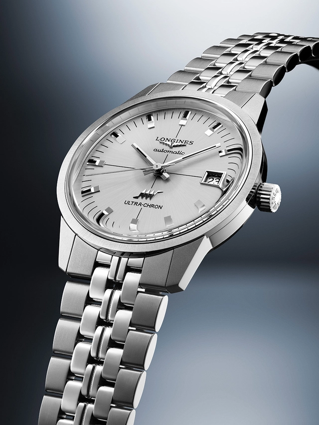 Longines Ultra-Chron Classic, Referenz L2.937.4.72.6, Uhr von der Seite mit Metallband