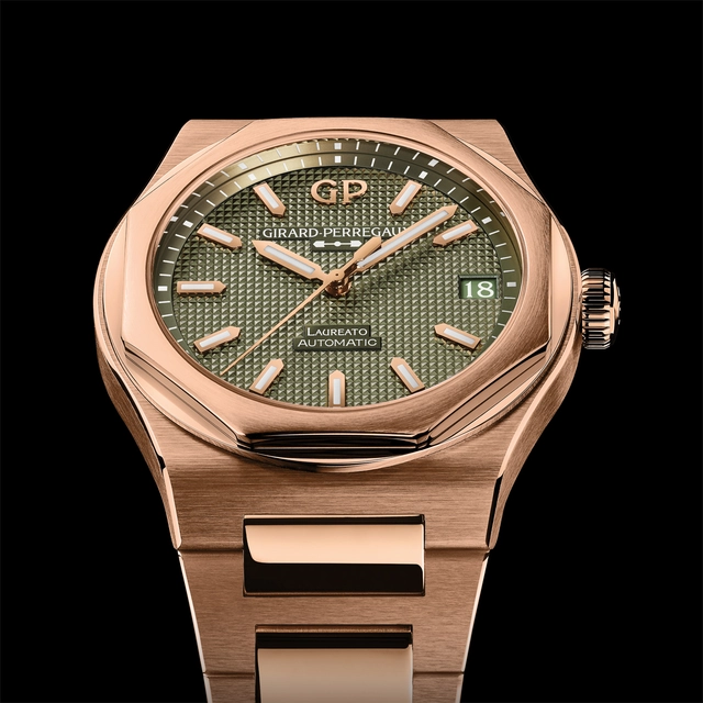 WatchTime_GirardPerregaux_Laureato_42mm_GoldSageGreen