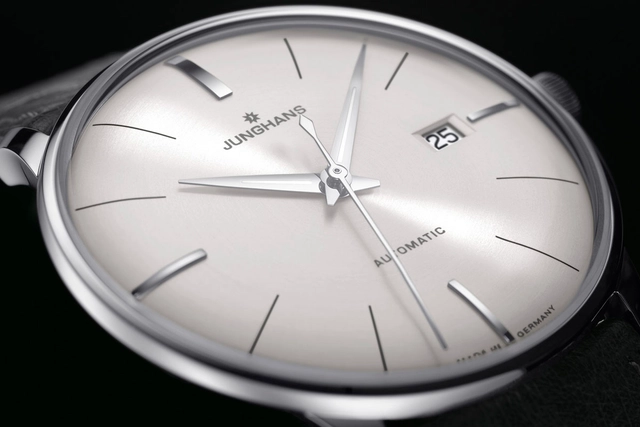 Junghans: Meister Automatik 2024 mit hellgrauem Sonnenschliff-Zifferblatt