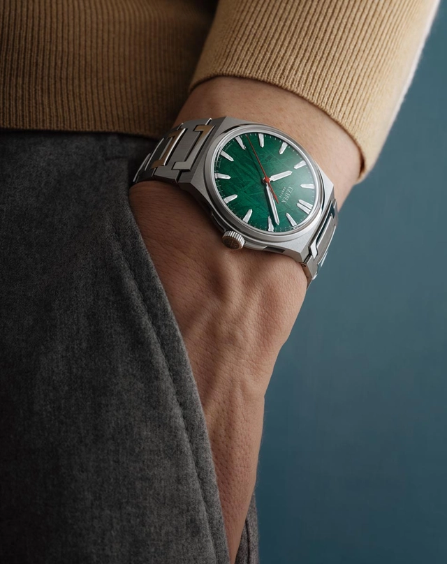 Czapek_Antarctique_Green_Meteor_Lifestyle_1.jpg Die Czapek Antarctique Green Meteor mit rotem Sekundenzeiger am Arm