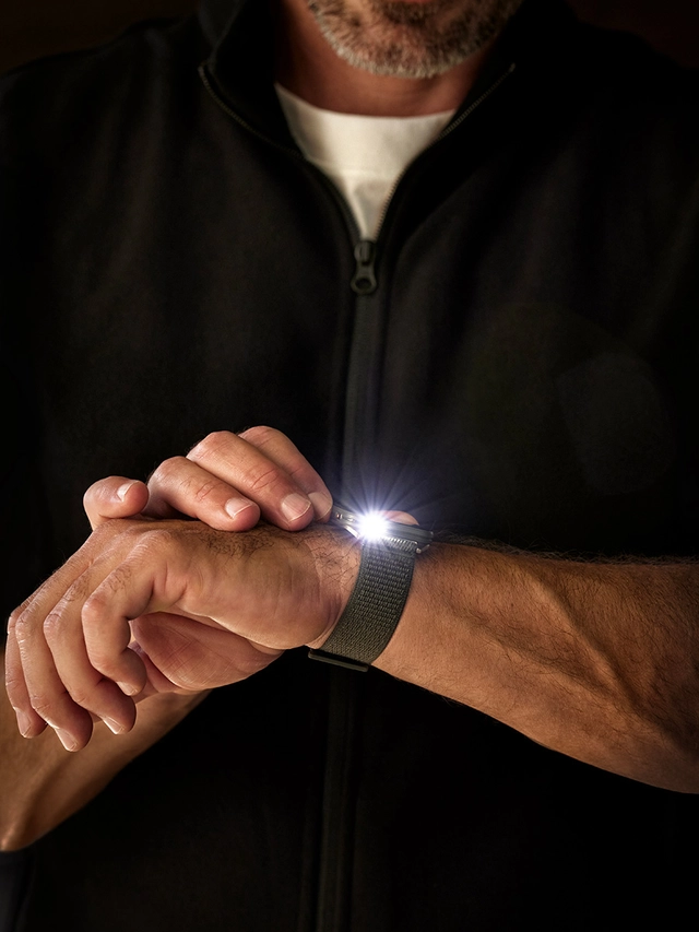 Garmin Venu X1 am Arm mit Taschenlampe