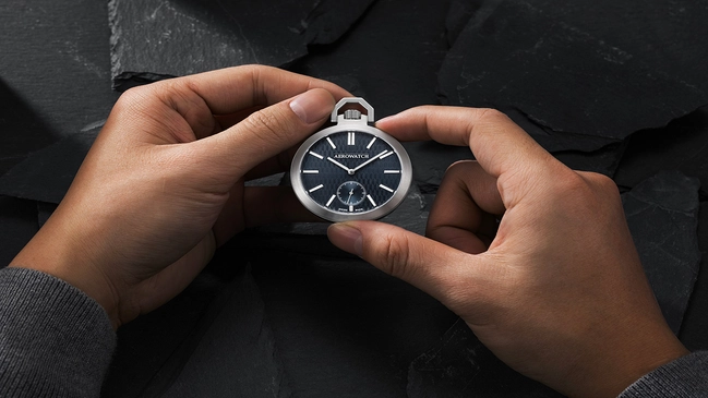 Aerowatch_Taschenuhr_Milan, Taschenuhr in den Händen haltend