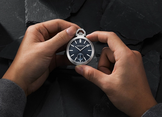 Aerowatch_Taschenuhr_Milan, Taschenuhr in den Händen haltend
