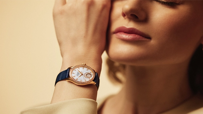 Glashütte Original Serenade Luna, Referenznummer 1-35-14-01-15-04 mit Lederband am Handgelenk