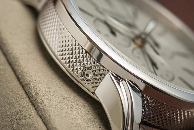 Bruno_Soehnle_Atrium_Chrono_Limited_Detail_Gehauese.jpg Bruno Soehnle Atrium Chrono Gehäuseflanke mit Struktur