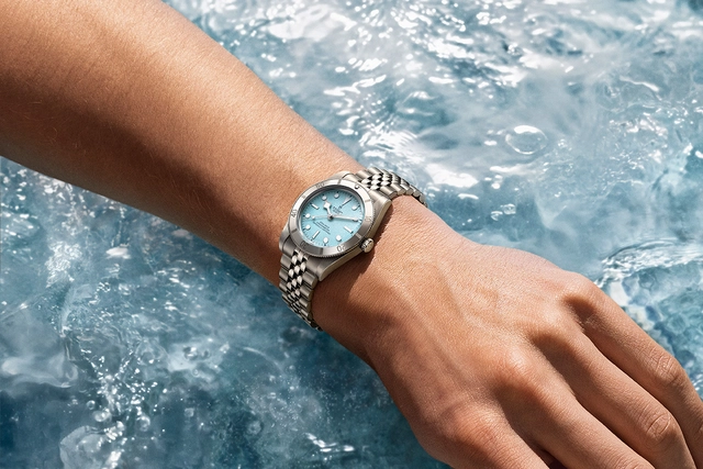 Tudor Black Bay 54 „Lagoon Blue“ am Handgelenk im Wasser