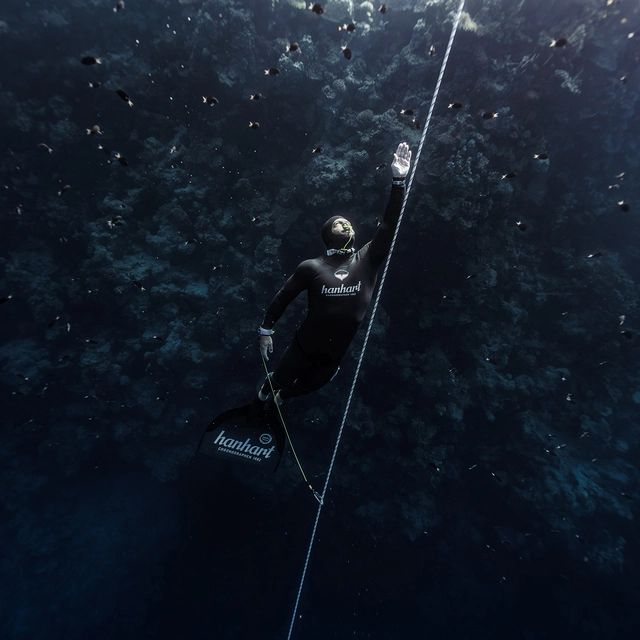 Der deutsche Freediver Fabio Tunno mit der neuen Hanhart-Taucheruhr auf Tauchgang