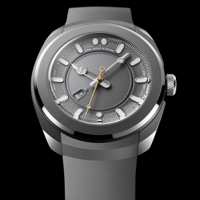 WatchTime-Carl_Suchy_Belvedere_Titan_pilz.jpg Die Carl Suchy & Söhne Belvedere Titan zeigt ein modernes Design mit einem Twist