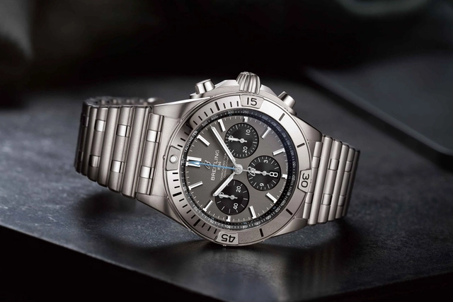 Breitling Chronomat B01 42 Titan liegend