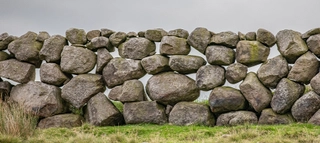 Steinmauer in Nordirland