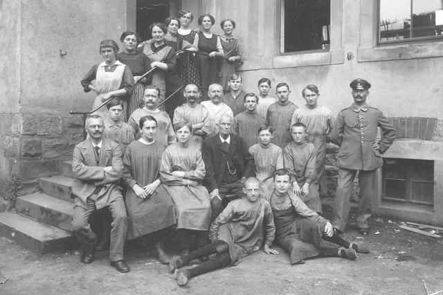 Belegschaft-R-Muehle-und-Sohn-1916.jpg Belegschaft R. Mühle & Sohn, 1916