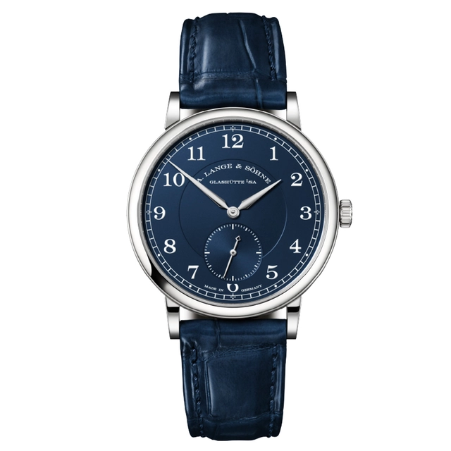 ALange-1815-34-weißgold-Blau-Front-WatchTime.jpg A. Lange & Söhne 1815 in 750er Weißgold, Referenz 220.028