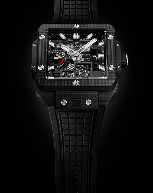 WatchTime-Hublot-SquareBangTourbillon4DayPowerReserve-Front.jpg Hublot – Square Bang Tourbillon 4-Day Power Reserve, schwarze Uhr mit Kautschukband