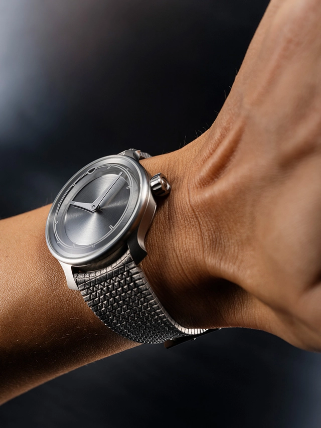 Ming-Polymesh am Handgelenk