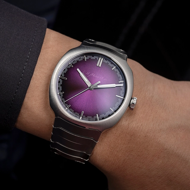 H-Moser-Cie-Streamliner-Centre-Seconds-Matrix-Green-Purple-Haze-Wristshot-Purple.jpg H. Moser & Cie. Streamliner Centre Seconds Purple Haze