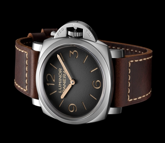 Panerai Luminor Tre Giorni PAM01628 liegend