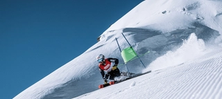 Skirennläufer auf der Piste in Saas-Fee.