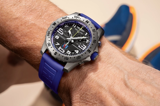 Breitling Endurance Pro Ironman 2024 Taupō mit einem blauen Kautschukarmband