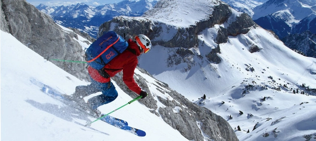 Skifahrer bei der Abfahrt