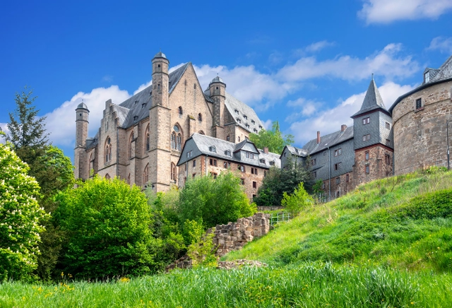 shutterstock_1335969659 Altstadt Marburgs mit dem Renaissance Rathaus