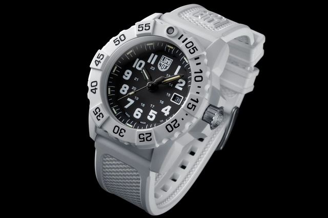 WatchTime-Luminox-NavySeal3500ArcticEdition-Krone.jpg Luminox – NavySeal 3500 Arctic Edition, weiße Uhr aus Fiberglas mit schwarzem Zifferblatt und ausgezeichneter Ablesbarkeit.