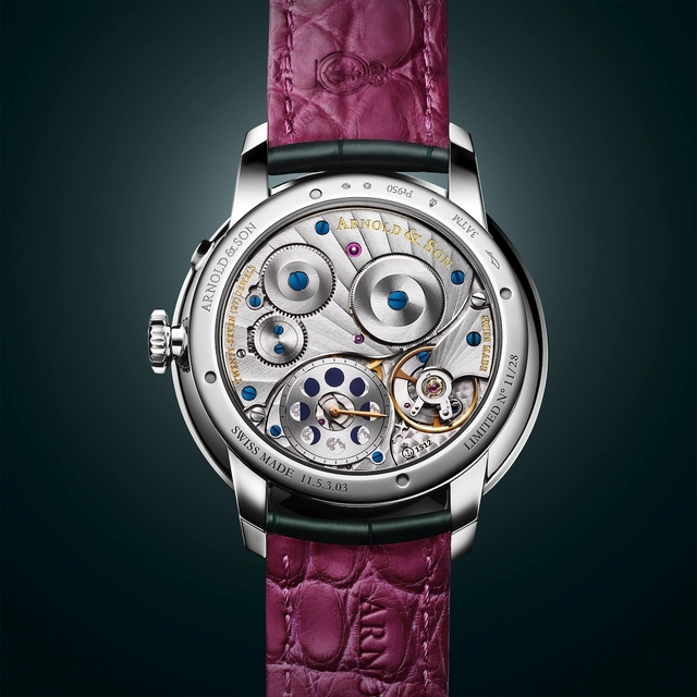 Rückseite der Arnold & Son Perpetual Moon 41.5 Fern Green