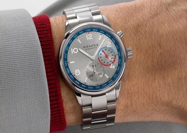 Nomos-Club_Sport_neomatik_Worldtimer_silver-Wristshot-Nomos