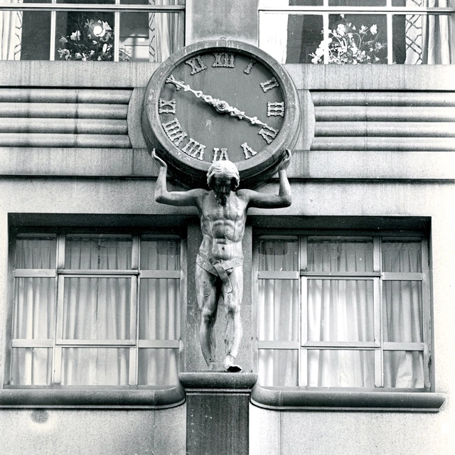 Die Atlas-Statue und Uhr an der Fassade des Flagship-Stores von Tiffany & Co. in der 57. Straße im Jahr 1940.