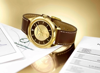 Chopard L.U.C Qualité Fleurier, Uhr liegend auf dem Tisch