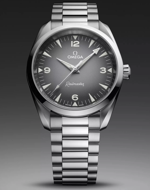 WatchTime-Omega-Railmaster-Grau-Freisteller-Stahl.jpg Omega – Railmaster, Toolwatch mit Automatikwerk und Edelstahlband