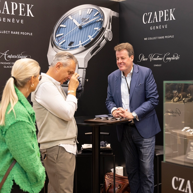 Besucher im Touch & Feel bei Czapek