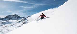 Skifahrer auf Piste am Stubaier Gletscher.