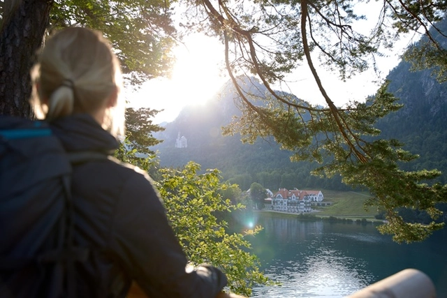 Wandern auf dem Harzer Hexen-Stieg bei Thale (1) Zwei Wanderer auf einem Wanderweg im Grünen