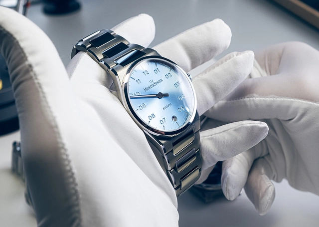 Meistersinger Kaenos, Uhr in der Hand