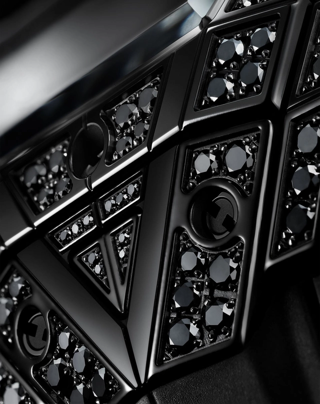 Hublot: Spirit of Big Bang Sang Bleu All Black Pavé Detail