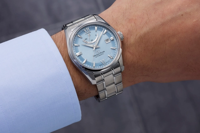 Gesamtansicht der Contemporary Date in Kristalleisblau