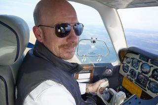 Junghans-Chef Hannes Steim im Flugzeugcockpit