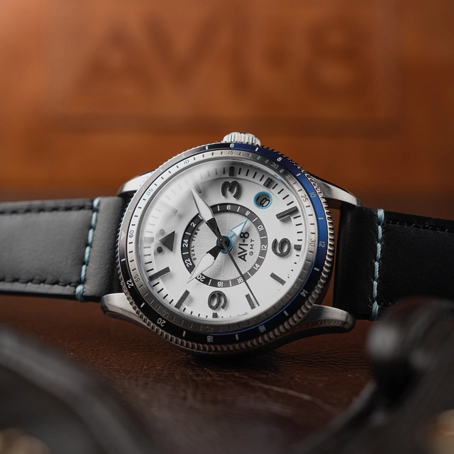 AVi8-4128-White-Front.jpg Avi-8 Flyboy Airmaster GMT Automatic AV-4128-02 Wing Silver, Detailaufnahme Zifferblatt