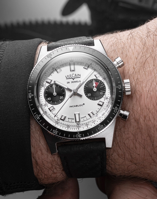 WatchTime-Vulcain-SkindiverChronograph-weiß-Wrist.jpg Vulcain – Skindiver Chronograph, silberne Taucheruhr mit Chronograph