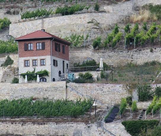 Aufnahme eines Gebäudes an einem Berg.