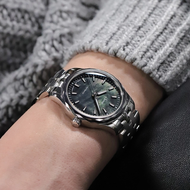 Sinn-534-Perlmutt-Wristshot.jpg Sinn 534 Perlmutt S am Handgelenk