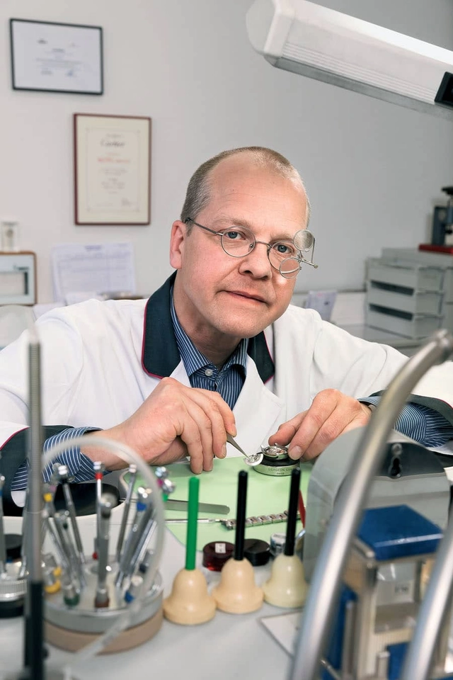 Peter Irle, Uhrmachermeister in der Hamburger Zentralwerkstatt bei Juwelier Wempe Peter Irle, Uhrmachermeister in der Hamburger Zentralwerkstatt bei Juwelier Wempe