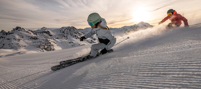 Zwei Skifahrer auf der Piste im SalzburgerLand.