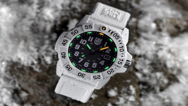 Luminox, weiße Sportuhr mit schwarzem Zifferblatt
