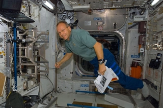 Hans Schlegel mit der Speedmaster X-33 an Bord der Raumstation ISS