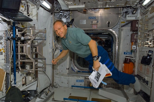 Hans Schlegel mit der Speedmaster X-33 an Bord der Raumstation ISS Hans Schlegel mit der Speedmaster X-33 an Bord der Raumstation ISS