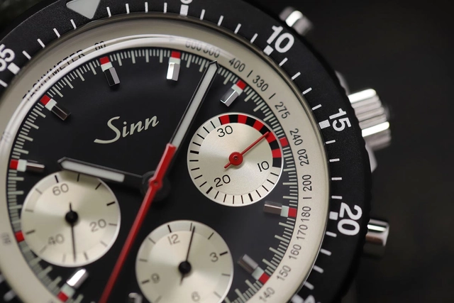 Watchtime-SINN-103-St-Ty-Hd-detail.jpg Das Zifferblatt der Sinn 103 St Ty Hd zeigt rote Akzente