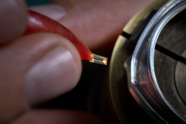 Streamliner Tourbillon Skeleton Rainbow wird mit Saphiren besetzt