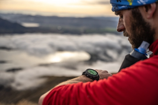 Sportler mit Garmin Enduro 3