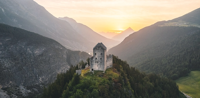 Burg in West Tirol während des Sonnenuntergangs